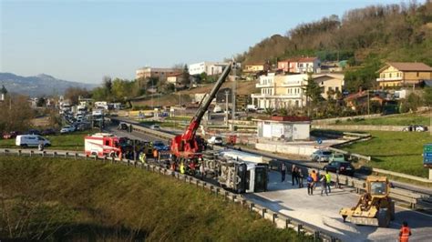 Autocarro Si Capovolge E Perde Il Carico Variante Bloccata Per Ore