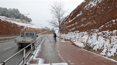 Un desprendimiento obliga a cortar la acera y el carril bici de la Vía