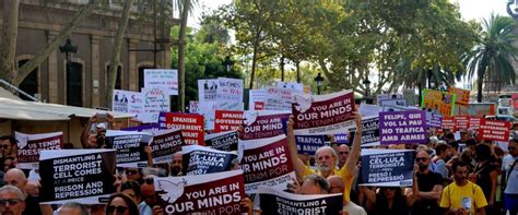 Tensión Entre Los Cdr Y Monárquicos En La Plaza Cataluña