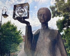 Maria Sk Odowska Curie Monument Sightseeing Warsaw