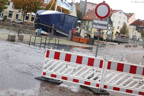 Unwetter An Der Ostseek Ste Schwere Sturmflut Sorgt F R Gro E Sch Den