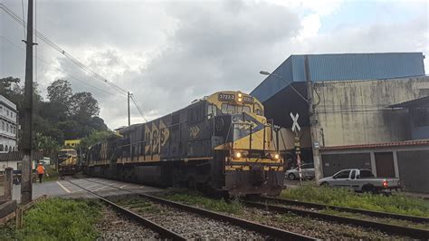 Trem De Carga Geral Locomotivas Passando Em Baixa Velocidade No