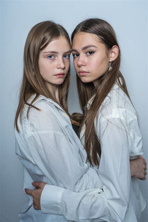 Portrait De Deux Belles Jeunes Filles En Gros Plan Photo Stock Image