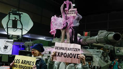 Manchan con pintura rosa un tanque del Ejército como protesta en la