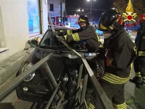 Violento Scontro Fra Due Auto Una Si Incastra Nel Guard Rail