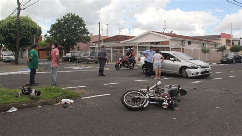 Mulheres Ficam Feridas Em Acidente Entre Carro E Moto Na Vila Portal