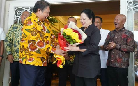 Lingkaran Airlangga Bertemu Puan Berujung Pemberian Bucket Merah Dan