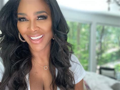 Kenya Moore Puts Her Killer Curves On Display In Sizzling Photo While Cleverly Staying Away From