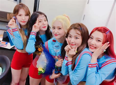 레드벨벳 1위 기념 단체 사진‘오늘도 예쁨 한가득 매일경제tv 뉴스