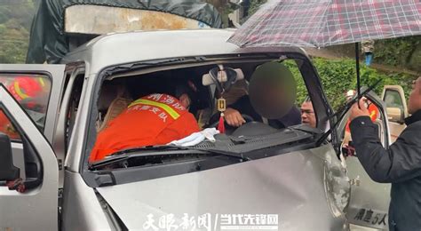 剑河：雨天路滑两车相撞 消防10分钟快速救援进行事故人员