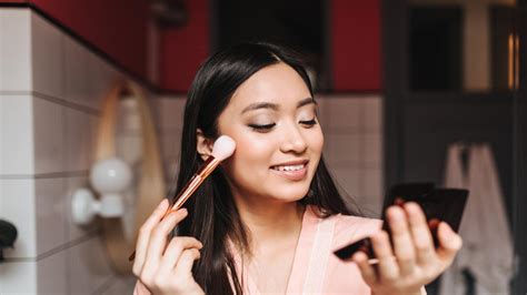 5 Cara Pakai Makeup Tahan Lama Di Cuaca Panas Yang Awet Beauty