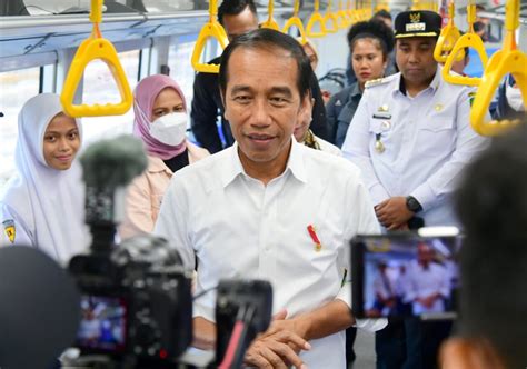 Foto Presiden Dan Ibu Iriana Jajal Kereta Pertama Di Pulau Sulawesi