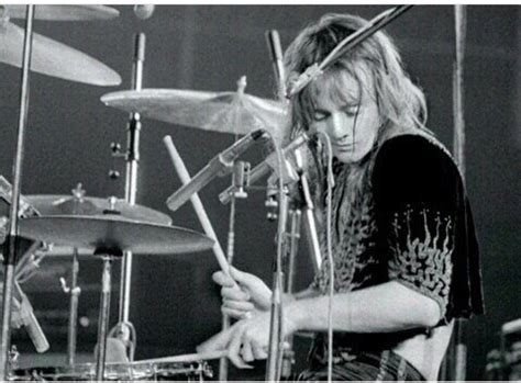 Mariana On Twitter Roger Taylor Queen Female Drummer Queen Drummer