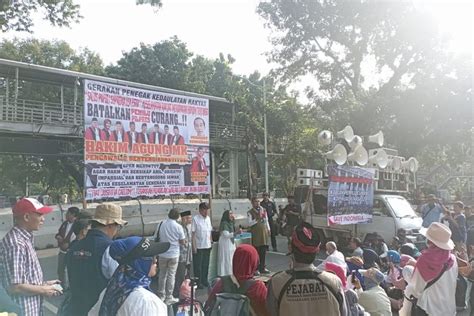 Foto Ada Demo Jalan Medan Merdeka Barat Arah Istana Ditutup