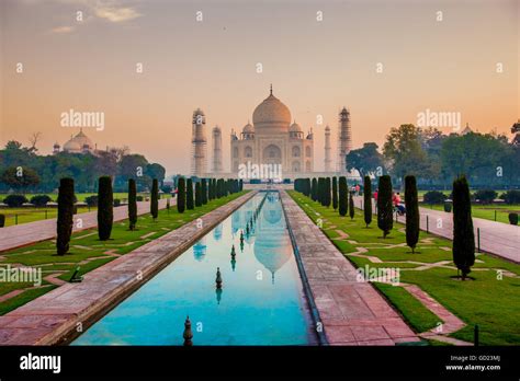 Amanecer En El Taj Mahal Patrimonio Mundial De La Unesco Agra Uttar