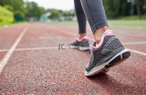 从后面在轨道上奔跑的女人脚的特写高清摄影大图 千库网