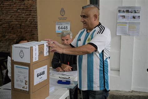 El presidente de Argentina anima a votar en las elecciones: "El pueblo decide" | Público