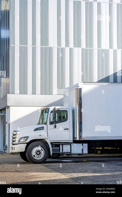 Medium Duty Day Cab Rig Compact White Industrial Semi Truck With Box Trailer For Local