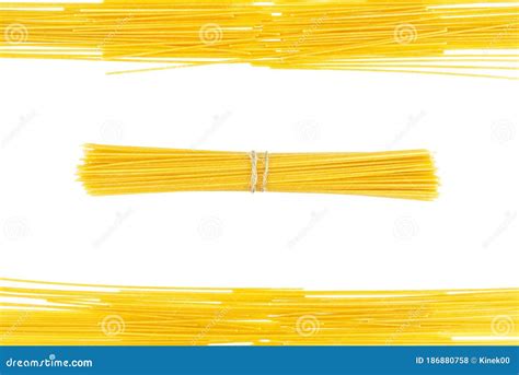 Un Marco De Pasta Spaghetti Aislado En Un Fondo Blanco Con Fideos