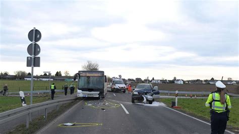 Unfall In Pulheim Linienbus Kracht Mit Auto Zusammen Vier Menschen