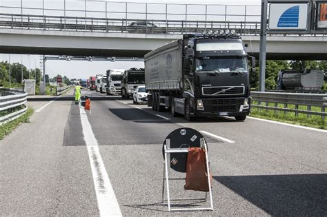 Tamponamento A Catena Tra Mezzi Pesanti In A Autostrada Chiusa Tra