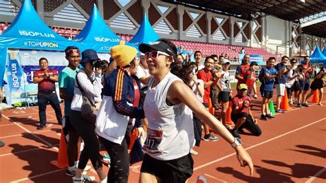 Melawan Rasa Bosan Lari Full Marathon 105 Putaran Suara Surabaya