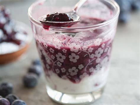 Joghurt mit Beerenpüree Rezept EAT SMARTER