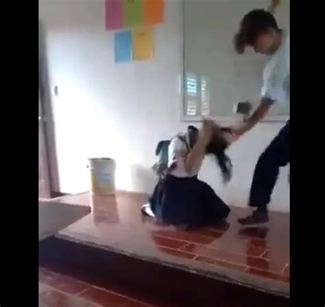 Adolescente golpea brutalmente a su compañera en salón de clases