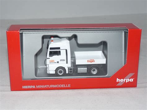 Herpa 313681 MAN TGX XXL Euro 6c Zugmaschine Mit Ballastpritsche Circus