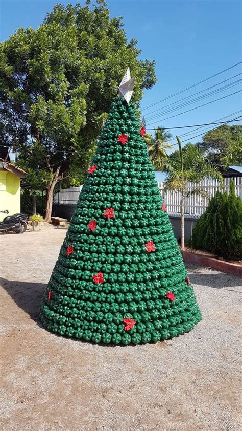 MÁS Y MÁS IDEAS DE ÁRBOLES DE NAVIDAD HECHOS CON RECICLAJE PARA