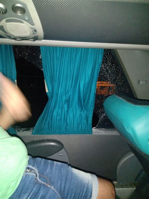 Le cruzaron una moto a uno de los colectivos de Racing de Córdoba para