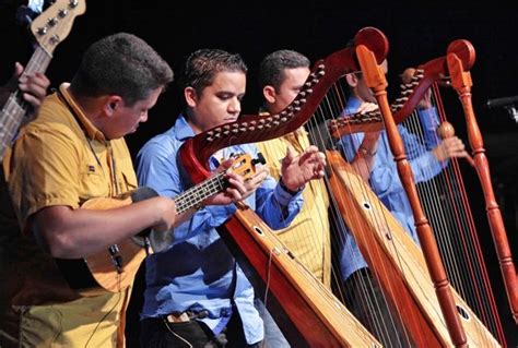 Arpa Cuatro Y Maracas En San Fernando De Apurellanos De Venezuela