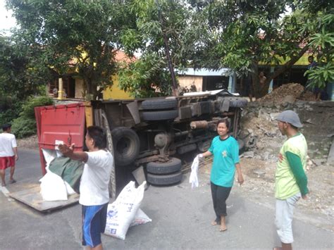 Rem Blong Truk Bermuatan Pakan Ternak Terguling Di Jatipohon