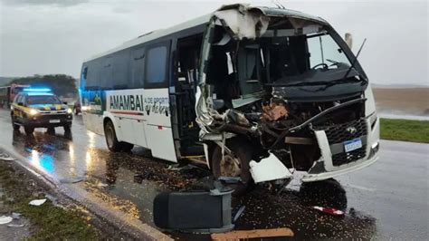 Acidente na BR 467 em Cascavel PR envolve micro ônibus e carreta