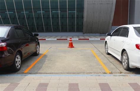 how to park a car between 2 cars