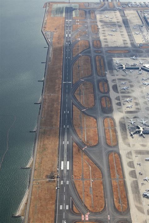 衝突事故の日航機 滑走路からの撤去作業終了 羽田空港 写真特集17 毎日新聞