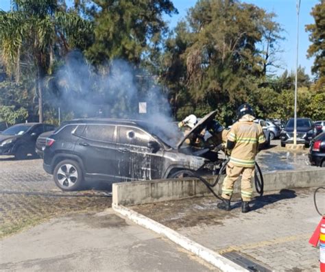 Carro pega fogo em estacionamento de hospital em VR chamas são