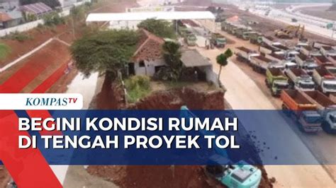 Sebuah Rumah Berdiri Tegak Di Tengah Proyek Jalan Tol Cinere Jagorawi