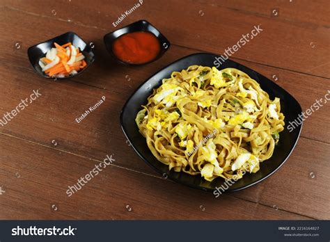 Kwetiau Goreng Fried Kwetiau Indonesian Chinese Stock Photo 2216164827 ...