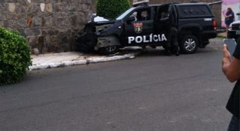 Viatura Do Biesp Bate No Muro De Uma Casa Na Vila Moc Em Petrolina