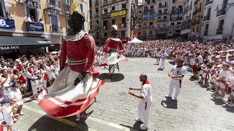 San Ferm N Qui N Es Qui N En La Comparsa De Gigantes Y Cabezudos De