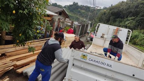 Mais 18 famílias recebem materiais para reconstruir suas casas em