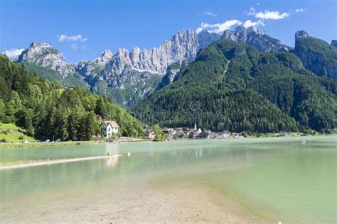 Alleghe Belluno Italia 5 De Abril De 2018 Uma Aldeia Da Montanha