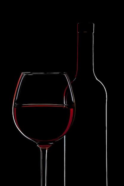 Silueta De Botella De Vino Tinto Y Una Copa De Vino Sobre Fondo Negro