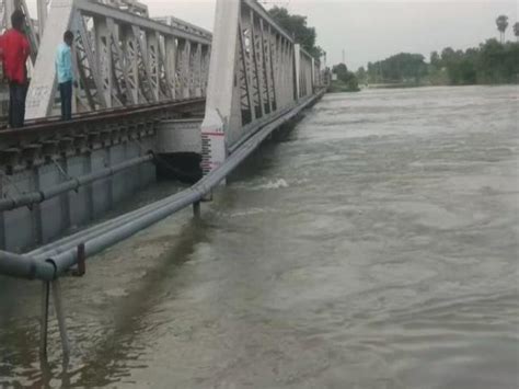 Bihar Flood Water Moved Towards Darbhanga Samastipur Railway Line 10 Trains Canceled Many Routes