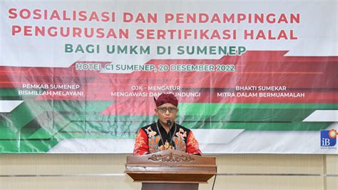 Direktur Utama Bprs Bhakti Sumekar Hairil Fajar Saat Memberikan