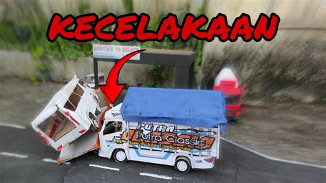 Artis Truk Kecelakaan Di Depan Bengkel Versi Miniatur Truk Kardus