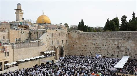 Cientos De Palestinos Se Atrincheran En Al Aqsa Mientras Los Jud Os