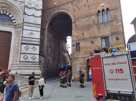 Terremoto A Poggibonsi Magnitudo 3 7 Caduti Intonaci Dal Battistero