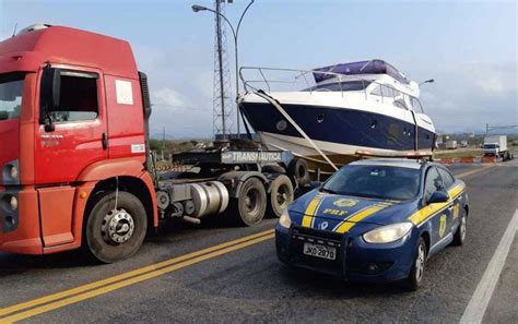 Motorista é flagrado ao transportar embarcação de luxo de forma